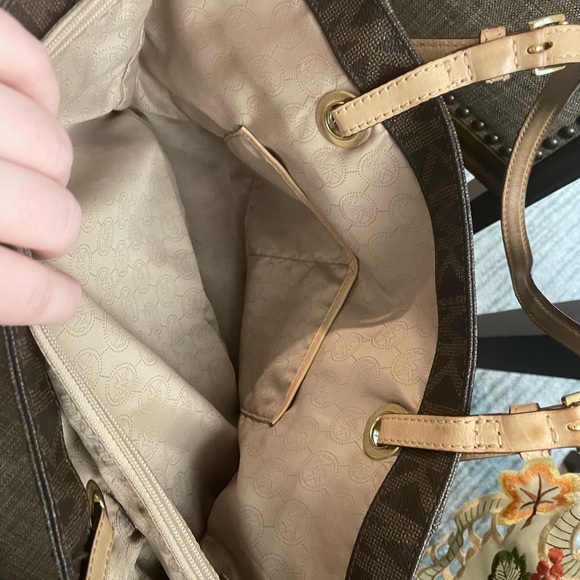 Michael Kors Jet Set Tote Bag - Picture 2 of 5